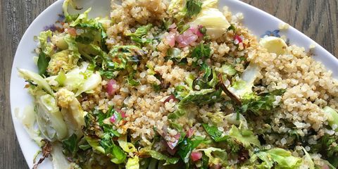 กะหล่ำปลีย่างและ Quinoa ที่คั่วด้วย Warm Vineigrette Onion สีแดง