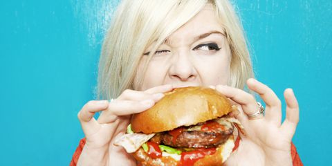 kvinna eating burger