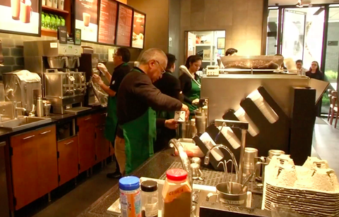 Starbucks นี้เป็นรายแรกที่ต้องดำเนินการโดยพลเมืองอาวุโส