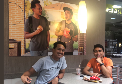 En högskolestudent hängde en falsk McDonalds affisch med sitt foto för att göra en punkt om representation