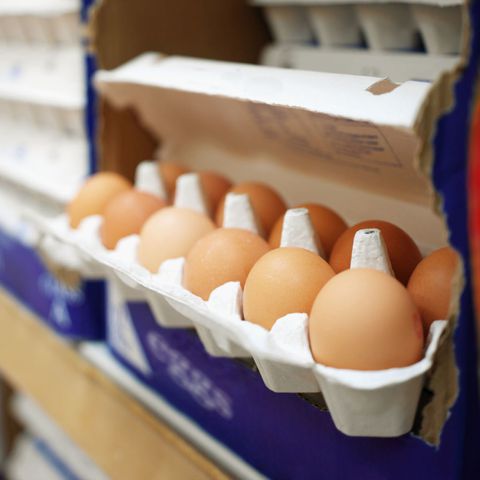 กล่องกระดาษ of eggs at grocery store